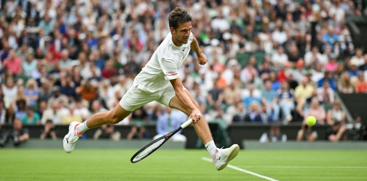 Vit Kopriva, de la República Checa, devuelve la pelota al serbio Novak Djokovic durante su partido de tenis individual masculino en el segundo día del Campeonato de Wimbledon 2024 en el All England Lawn Tennis and Croquet Club en Wimbledon, al suroeste de Londres.