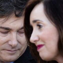 El presidente argentino Javier Milei hace un gesto junto a la vicepresidenta argentina Victoria Villarruel durante el acto de conmemoración de los agentes caídos de la Policía Federal Argentina en Buenos Aires. | Foto:Tomas Cuesta / AFP