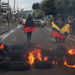 Imagen cedida por la Unión Nacional de Educadores (UNE) de Ecuador de personas participando en una protesta, en Quito, capital de Ecuador. Las ciudades de Quito y Guayaquil, las dos principales de Ecuador, amanecieron el martes con calles bloqueadas y quema de llantas, en el marco de las protestas callejeras contra el incremento del precio de los combustibles, dispuesto por el Gobierno del presidente Daniel Noboa, según los propios participantes. | Foto:Xinhua/Equipo de Prensa de la UNE de Ecuador
