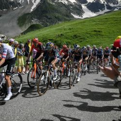 Los ciclistas eslovenos Tadej Pogacar y Primoz Roglic pedalean con el pelotón en el ascenso a Galibier durante la cuarta etapa de la 111.a edición del Carrera ciclista Tour de Francia, 140 km entre Pinerolo en Italia y Valloire en Francia. | Foto:MARCO BERTORELLO / AFP
