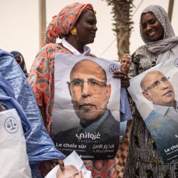 Los partidarios del Presidente de Mauritania y líder de la Unión por la República, Mohamed Ould Cheikh el Ghazouani, celebran en Nouakchott. El Presidente en ejercicio de Mauritania, Mohamed Ould Cheikh el Ghazouani, ganó cómodamente la reelección, recibiendo el 56.12 por ciento de los votos en la primera vuelta de las elecciones presidenciales, según informó la Comisión Electoral Nacional Independiente (CENI). | Foto:JOHN WESSELS / AFP