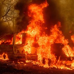 Un automóvil arde mientras las llamas envuelven una casa cercana durante el incendio de Thompson en Oroville, California. Una ola de calor está elevando las temperaturas, lo que ha provocado advertencias de incendio con bandera roja en todo el estado. | Foto:JOSH EDELSON / AFP