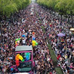 Vista aérea que muestra a partidarios de la comunidad LGBTQ participando en el Desfile del Orgullo Gay a lo largo de la Avenida Reforma en la Ciudad de México. | Foto:ALFREDO ESTRELLA / AFP