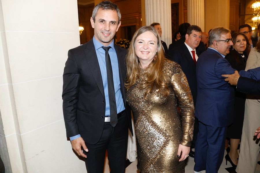 Kirsty Hayes, embajadores del Reino Unido, y Martín Menem. 