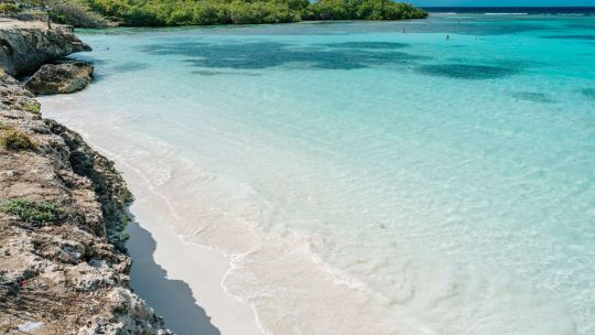 Viajé a Aruba y terminé viviendo mucho más que un descanso: lujo, cultura y una isla propia