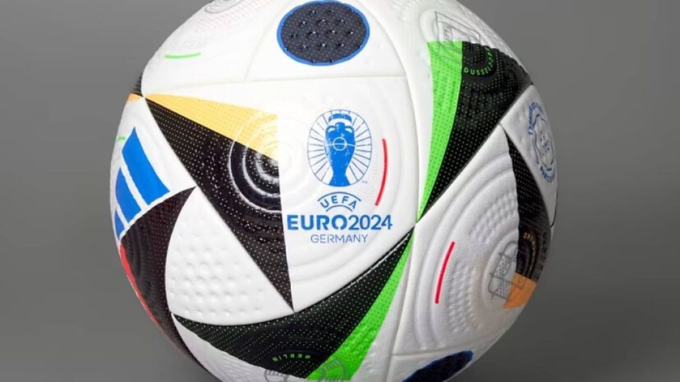 En el juego se usará un balón inteligente de Adidas denominado “Fussballliebe”.  