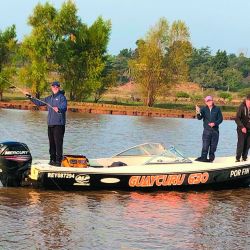 La pesca en fly de dorados es un trabajo en equipo: un pescador en cada punta y el guía maniobrando la lancha con el motor eléctrico para poner a tiro al aficionado de acuerdo a sus capacidades técnicas. Haciendo bien las cosas se fueron sumando lingotes de hasta 2,5 kilos.