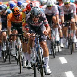 El ciclista suizo del equipo Alpecin-Deceuninck, Silvan Dillier, lidera el grupo de ciclistas durante la tercera etapa de la 111ª edición de la carrera ciclista del Tour de Francia, 230,5 km entre Piacenza y Turín, en Italia. | Foto:Thomas Samson / AFP