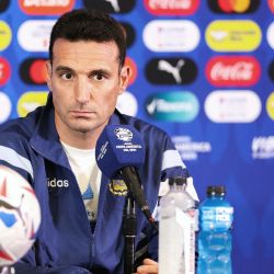 El entrenador argentino Lionel Scaloni asiste a una conferencia de prensa un día antes del partido de fútbol de cuartos de final del torneo Conmebol Copa América 2024 entre Argentina y Ecuador en el estadio NRG de Houston, Texas. | Foto:CHARLY TRIBALLEAU / AFP