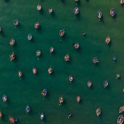 Esta fotografía aérea muestra barcos pesqueros amarrados en una playa de Danang, en el centro de Vietnam. | Foto:DALE DE LA REY / AFP