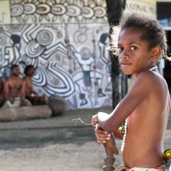 Imagen de un niño esperando para interpretar una danza tradicional en el Museo Nacional, en Port Vila, Vanuatu. | Foto:Xinhua/Guo Lei