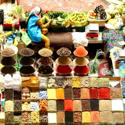 Imagen del interior de un gran bazar, en Dusambé, Tayikistán. El gran bazar es una cautivadora atracción comercial en Dusambé, con una arquitectura distintiva y una maravillosa variedad de productos. | Foto:Xinhua/Yao Dawei