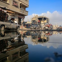 Los palestinos desplazados de zonas del este de Khan Yunis llegan a la ciudad mientras huyen después de que el ejército israelí emitiera una nueva orden de evacuación para partes de la ciudad y Rafah, en el sur de la Franja de Gaza, en medio del conflicto en curso entre Israel y el grupo militante palestino Hamás. | Foto:Eyad Baba / AFP