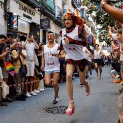 Los participantes compiten en la Carrera de tacones altos como parte de las celebraciones del Orgullo, en el barrio de Chueca en Madrid. | Foto:OSCAR DEL POZO / AFP