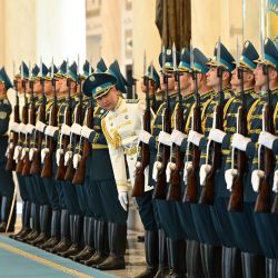Soldados se ven en la foto mientras el presidente chino, Xi Jinping, asiste a una ceremonia de bienvenida ofrecida por el presidente kazajo, Kassym-Jomart Tokayev, en Astaná, Kazajistán. | Foto:Xinhua/Xie Huanchi
