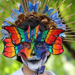Un partidario de la comunidad de lesbianas, gays, bisexuales y transgénero (LGBT+) participa en el desfile del Orgullo en la ciudad de Medellín, Colombia. | Foto:JAIME SALDARRIAGA / AFP