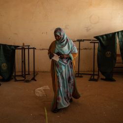 Un votante dobla su papeleta en una mesa de votación en Nouakchott. Los mauritanos acuden a las urnas para decidir si reeligen al presidente Mohamed Ould Cheikh El Ghazouani como jefe del vasto estado desértico. | Foto:JOHN WESSELS / AFP