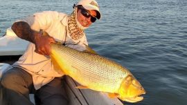 Hay abundante presencia de los dorados, con chicos, medianos y muy buenos ejemplares también, lo que genera una adrenalina impresionante por la intensidad de piques. Además, pacúes y surubíes.