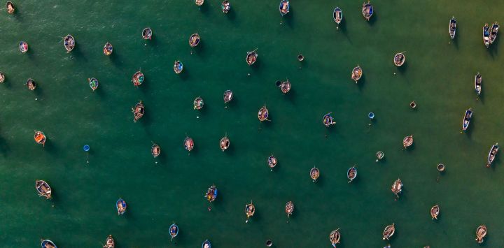 Esta fotografía aérea muestra barcos pesqueros amarrados en una playa de Danang, en el centro de Vietnam.
