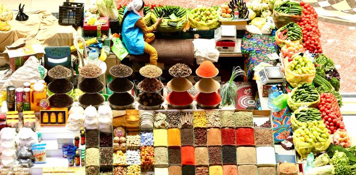 Imagen del interior de un gran bazar, en Dusambé, Tayikistán. El gran bazar es una cautivadora atracción comercial en Dusambé, con una arquitectura distintiva y una maravillosa variedad de productos.