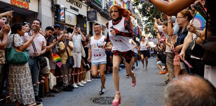 Los participantes compiten en la Carrera de tacones altos como parte de las celebraciones del Orgullo, en el barrio de Chueca en Madrid.