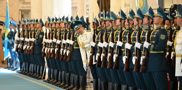Soldados se ven en la foto mientras el presidente chino, Xi Jinping, asiste a una ceremonia de bienvenida ofrecida por el presidente kazajo, Kassym-Jomart Tokayev, en Astaná, Kazajistán.