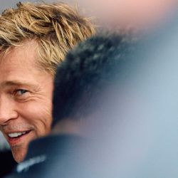 El actor de Hollywood Brad Pitt, actuando en una próxima película basada en la Fórmula Uno, se prepara para filmar una escena en el set del circuito de carreras de Silverstone en Silverstone, en el centro de Inglaterra, antes del Gran Premio de Gran Bretaña de Fórmula Uno. | Foto:BENJAMIN CREMEL / AFP