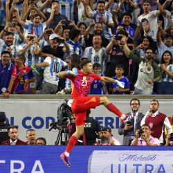 El arquero argentino Emiliano Martínez celebra después de salvar un gol durante una tanda de penales durante el partido de fútbol de cuartos de final del torneo Conmebol Copa América 2024 entre Argentina y Ecuador en el NRG Stadium de Houston, Texas. | Foto:CHARLY TRIBALLEAU/AFP