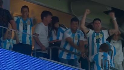 La familia de Lionel Messi festejando el triunfo de Argentina ante Ecuador