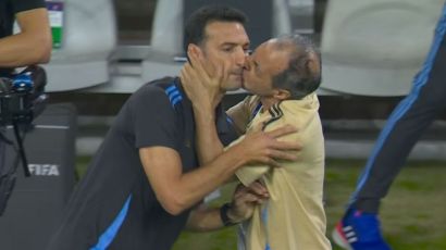 Mario De Stefano y el beso a Lionel Scaloni