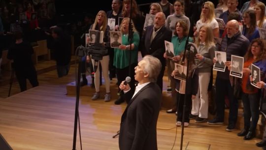 A 30 años del atentado a la AMIA, Jairo y más de 1300 personas cantaron la mítica “Venceremos” en homenaje a las víctimas