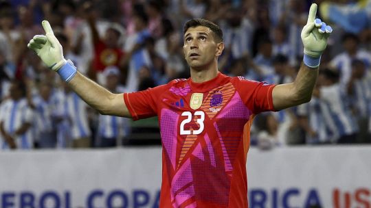 Dibu Martínez no ataja penales, los aniquila... Gracias a sus manos Argentina está en semifinales de la Copa América.