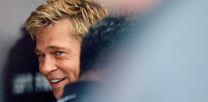 El actor de Hollywood Brad Pitt, actuando en una próxima película basada en la Fórmula Uno, se prepara para filmar una escena en el set del circuito de carreras de Silverstone en Silverstone, en el centro de Inglaterra, antes del Gran Premio de Gran Bretaña de Fórmula Uno.