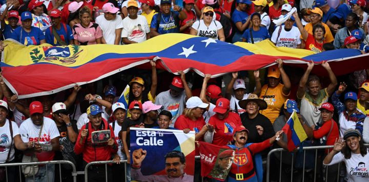 Los partidarios del presidente venezolano y candidato presidencial Nicolás Maduro asisten a una manifestación en Caracas.