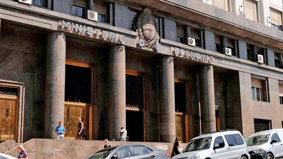 En junio volvió el déficit fiscal; el semestre, con superávit