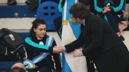 El saludo entre Constanza Garrone y Javier Milei 