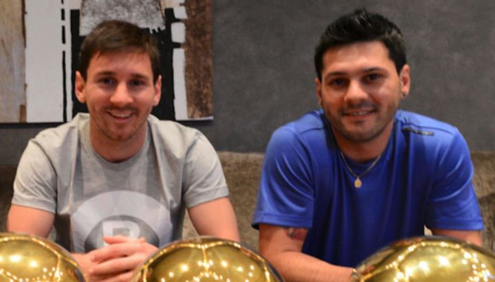 Lionel Messi junto a su hermano Matías