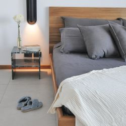 En el cuarto principal, la cama de petiribí es un diseño de Cecilia, que combina patas esféricas con una estructura de líneas rectas. 