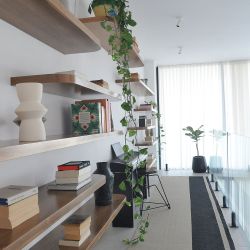 En el primer piso, un pasillo junto a la subida de la escalera se convirtió en biblioteca y espacio de piano.