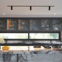 El espacio social de la casa se gestó a partir de una gran cocina con isla de piedra que se abre a un comedor y living amplios. 