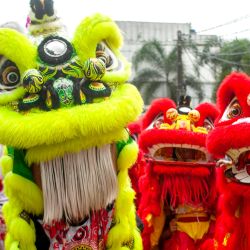 Artistas de la danza del león participan en el Festival Asia-Africa 2024, en Bandung, Java Occidental, Indonesia. El festival se llevó a cabo en el sitio histórico de la Calle Asia Africa en Bandung para promover el turismo en Java Occidental. | Foto:Xinhua/Septianjar Muharam