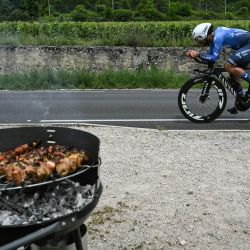 El ciclista colombiano de Movistar Team, Fernando Gaviria, pasa junto a una barbacoa durante la séptima etapa de la 111ª edición del Tour de Francia, 25,3 km contrarreloj individual entre Nuits-Saint-Georges y Gevrey-Chambertin. | Foto:MARCO BERTORELLO / AFP