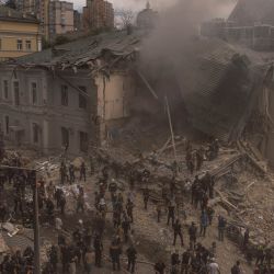 El personal de emergencia y rescate, junto con médicos y otras personas, limpian los escombros del edificio destruido del Hospital Infantil Ohmatdyt tras un ataque con misiles rusos en la capital ucraniana de Kiev, en medio de una invasión rusa en Ucrania. Rusia lanzó más de 40 misiles contra varias ciudades de Ucrania el 8 de julio de 2024 en un ataque que mató al menos a 20 personas y se estrelló contra un hospital infantil en Kiev, dijeron las autoridades. | Foto:Román Pilipey / AFP