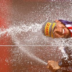 El piloto británico de Mercedes, Lewis Hamilton, celebra en el podio con champán después de ganar el Gran Premio de Gran Bretaña de Fórmula Uno en el circuito de carreras de Silverstone en Silverstone, en el centro de Inglaterra. | Foto:BENJAMIN CREMEL / AFP