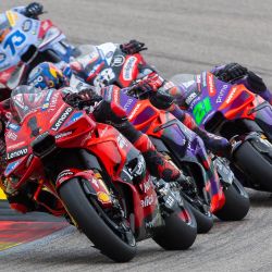 El piloto italiano del equipo Ducati Lenovo, Francesco Bagnaia, compite durante el Gran Premio de Alemania de motociclismo en el circuito de Sachsenring en Hohenstein-Ernstthal, este de Alemania. | Foto:Radek Mica / AFP