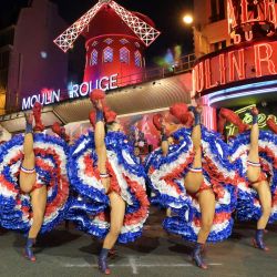 Los bailarines actúan frente al cabaret Moulin Rouge durante la inauguración de las velas del molino de viento del teatro en París, un evento que marca el regreso de las luces del cabaret antes de los Juegos Olímpicos de París 2024. | Foto:Bertrand Guay / AFP