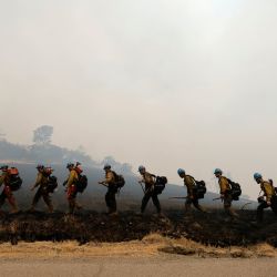 Los miembros del equipo Arrowhead Hot Shot trabajan para construir una línea de fuego mientras continúan luchando contra el incendio del lago, en el condado de Santa Bárbara, California. | Foto:Daniel Dreifuss / AFP