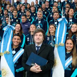 Imagen proveída por la Presidencia de Argentina del presidente argentino, Javier Milei, posando junto a los deportistas que representarán al país en los Juegos Olímpicos de París 2024 durante una ceremonia de despedida llevada a cabo en la sede del Centro Nacional de Alto Rendimiento Deportivo, en la ciudad de Buenos Aires. | Foto:Xinhua/Presidencia de Argentina
