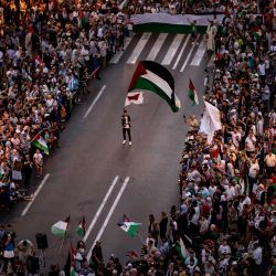 Un hombre ondea una bandera nacional palestina durante una marcha en solidaridad con el pueblo de Gaza en la ciudad de Tánger, en medio del conflicto en curso en la Franja de Gaza entre Israel y el grupo militante palestino Hamas. Israel lanzó ataques mortales en la Franja de Gaza cuando su guerra contra Hamas entró en su décimo mes, con esfuerzos diplomáticos en marcha para asegurar un alto el fuego y un acuerdo de liberación de rehenes. | Foto:FADEL SENNA / AFP