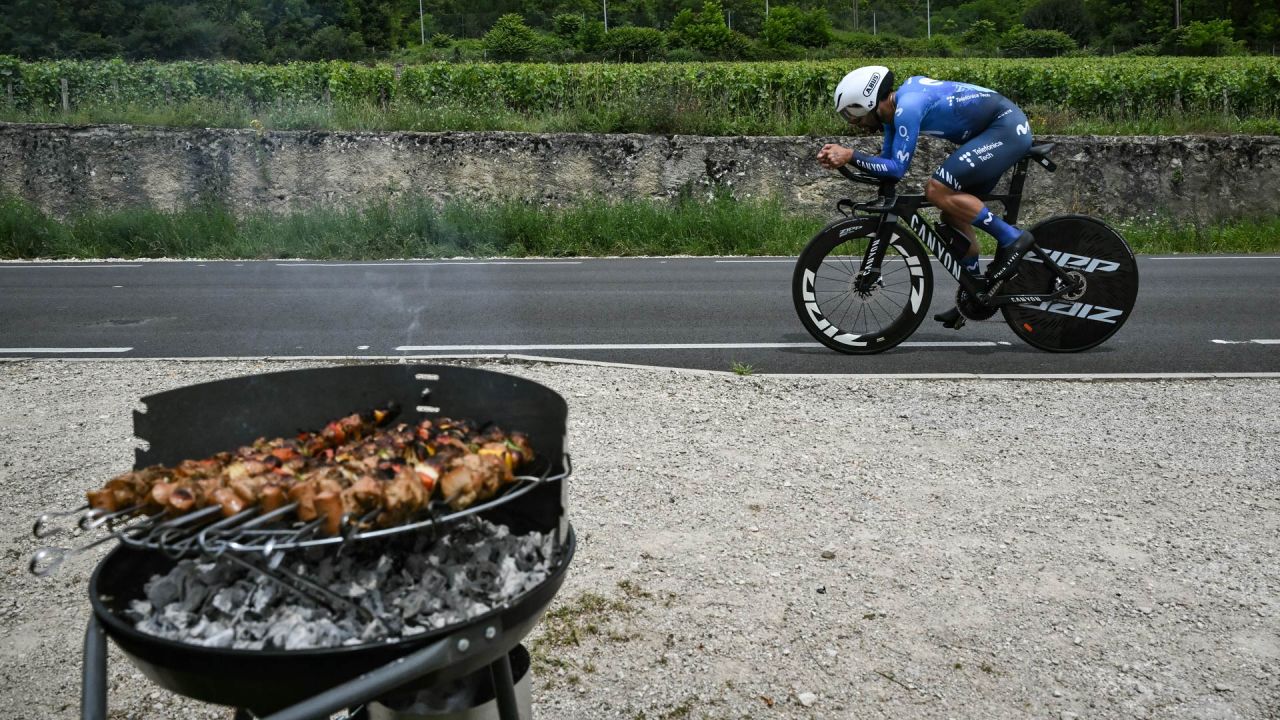 El ciclista colombiano de Movistar Team, Fernando Gaviria, pasa junto a una barbacoa durante la séptima etapa de la 111ª edición del Tour de Francia, 25,3 km contrarreloj individual entre Nuits-Saint-Georges y Gevrey-Chambertin. | Foto:MARCO BERTORELLO / AFP